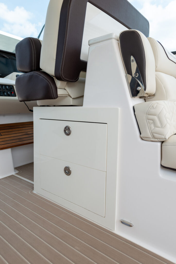 Regal Exterior LS36_inset_22_082-2k Shop and buy New or Used boats at Best Selling Boats - Shop and buy used or new boats at Best Selling Boats.