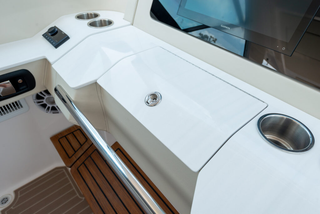 Regal Exterior LS36_inset_22_086-2k Shop and buy New or Used boats at Best Selling Boats - Shop and buy used or new boats at Best Selling Boats.