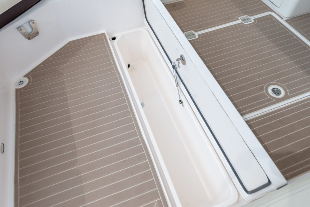 Regal Exterior LS36_inset_22_089-2k Shop and buy New or Used boats at Best Selling Boats - Shop and buy used or new boats at Best Selling Boats.