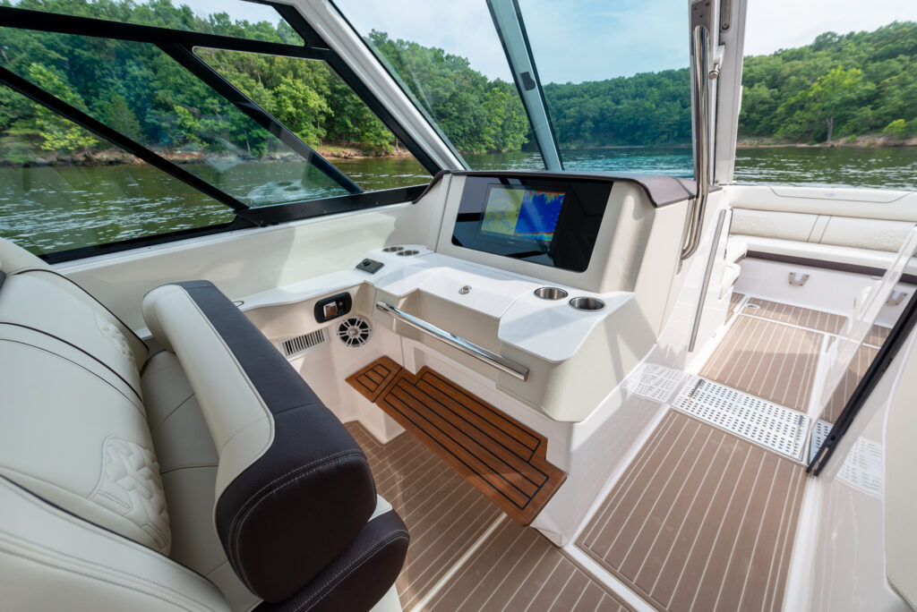 Regal Exterior LS36_inset_22_168-2k Shop and buy New or Used boats at Best Selling Boats - Shop and buy used or new boats at Best Selling Boats.
