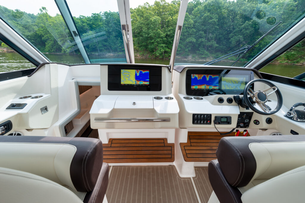 Regal Exterior LS36_inset_22_188-2k Shop and buy New or Used boats at Best Selling Boats - Shop and buy used or new boats at Best Selling Boats.
