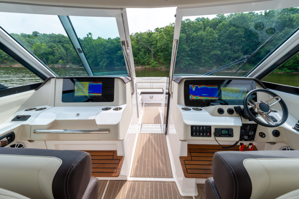 Regal Exterior LS36_inset_22_193-2k Shop and buy New or Used boats at Best Selling Boats - Shop and buy used or new boats at Best Selling Boats.