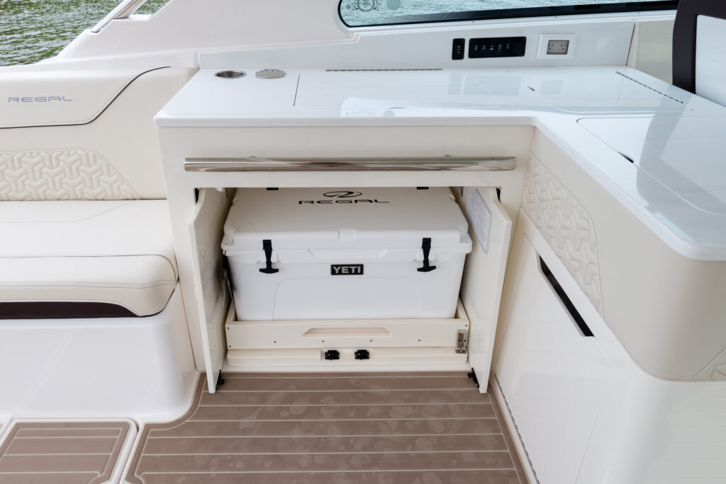 Regal Exterior LS36_inset_22_227-2k Shop and buy New or Used boats at Best Selling Boats - Shop and buy used or new boats at Best Selling Boats.