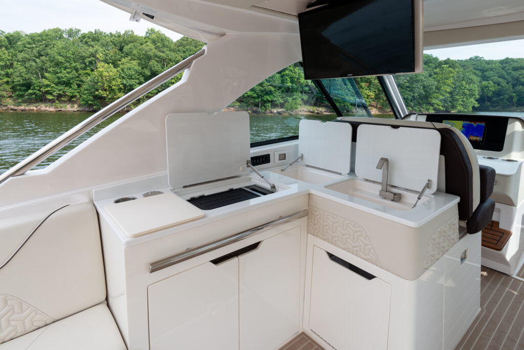 Regal Exterior LS36_inset_22_235-2k Shop and buy New or Used boats at Best Selling Boats - Shop and buy used or new boats at Best Selling Boats.