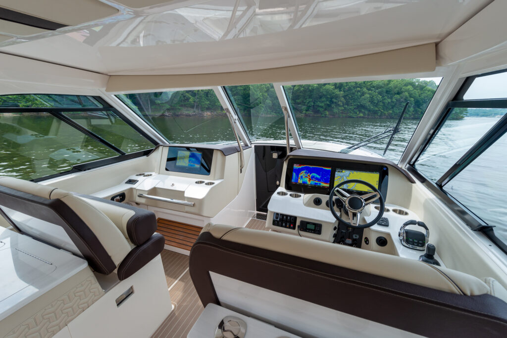 Regal Exterior LS36_inset_22_266-2k-2 Shop and buy New or Used boats at Best Selling Boats - Shop and buy used or new boats at Best Selling Boats.